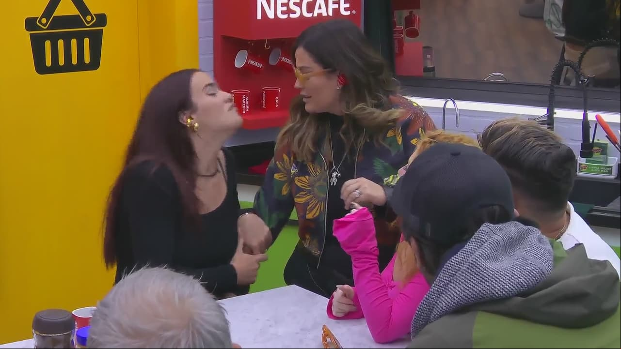 Gala Montes casi besa en la boca a Mariana Echeverría