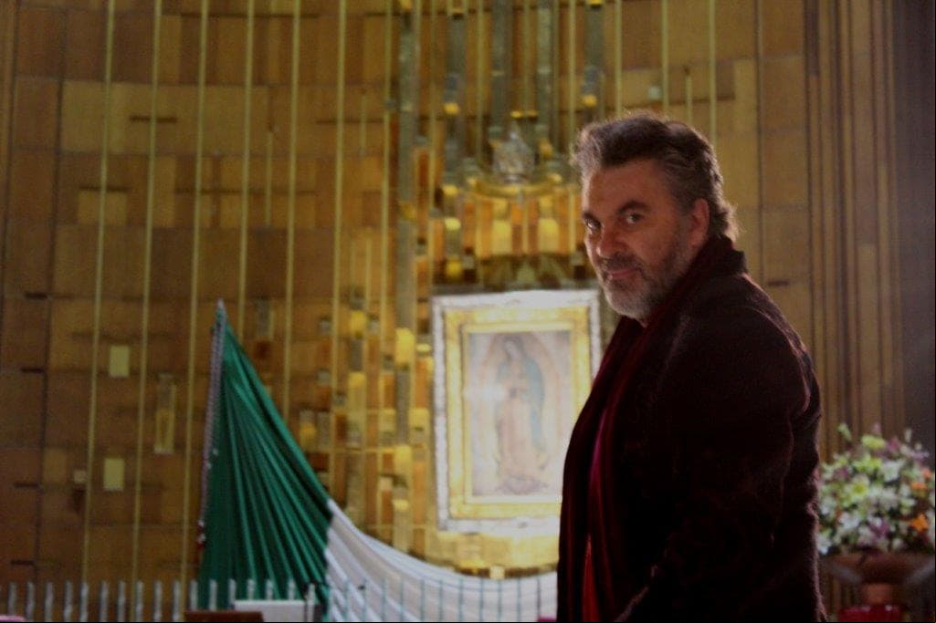 “Virgencita vengo a cantarte con todo mi cariño agradeciéndote siempre todas tus bendiciones”, dijo Mijares antes de entonar “Divina tú”.