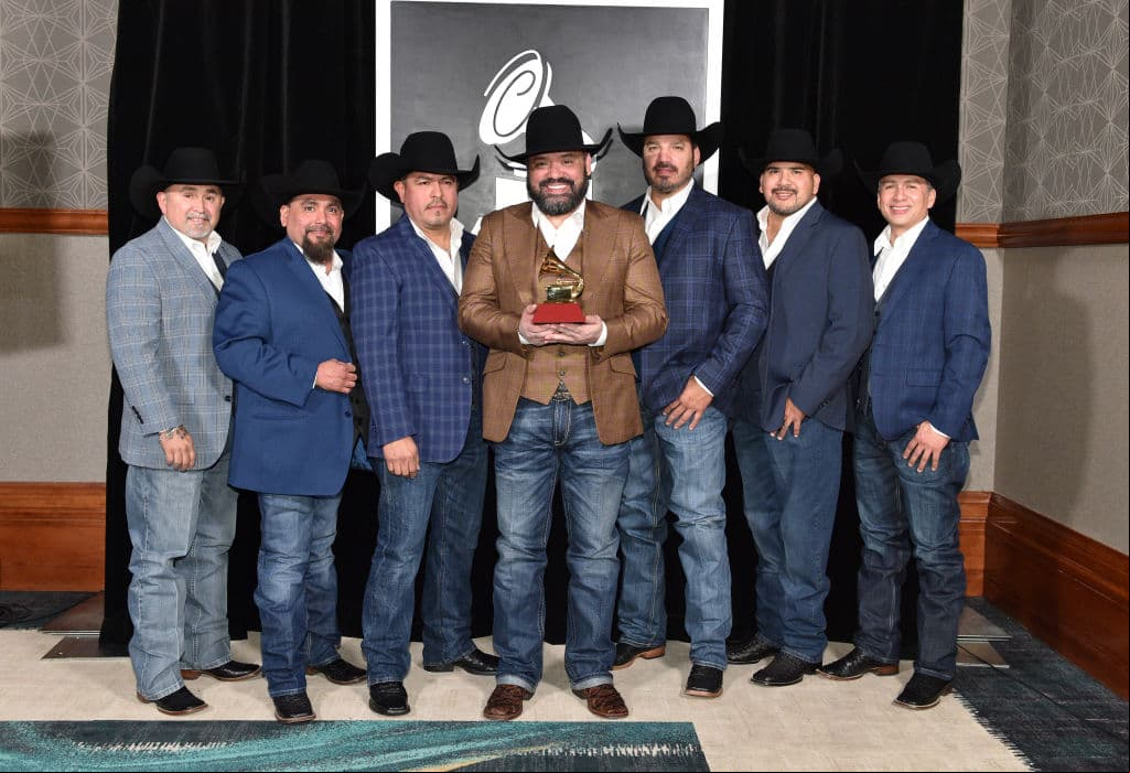 Vocalista de Intocable genera polémica por vacunarse contra el Covid-19: “Tengo mis palancas”