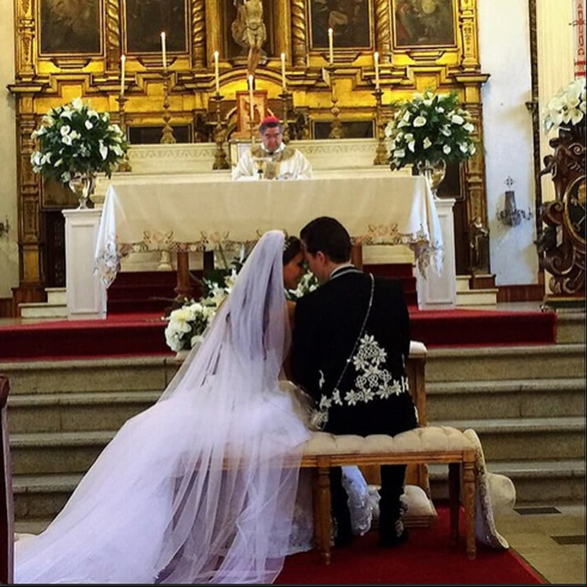 La pareja se casó en la Catedral de San Cristóbal de las Casas y, de acuerdo con TVyNovelas, el diseñador Benito Santos le regaló el vestido de novia, mientras que el exgobernador de Chiapas vistió el tradicional traje de charro mexicano.