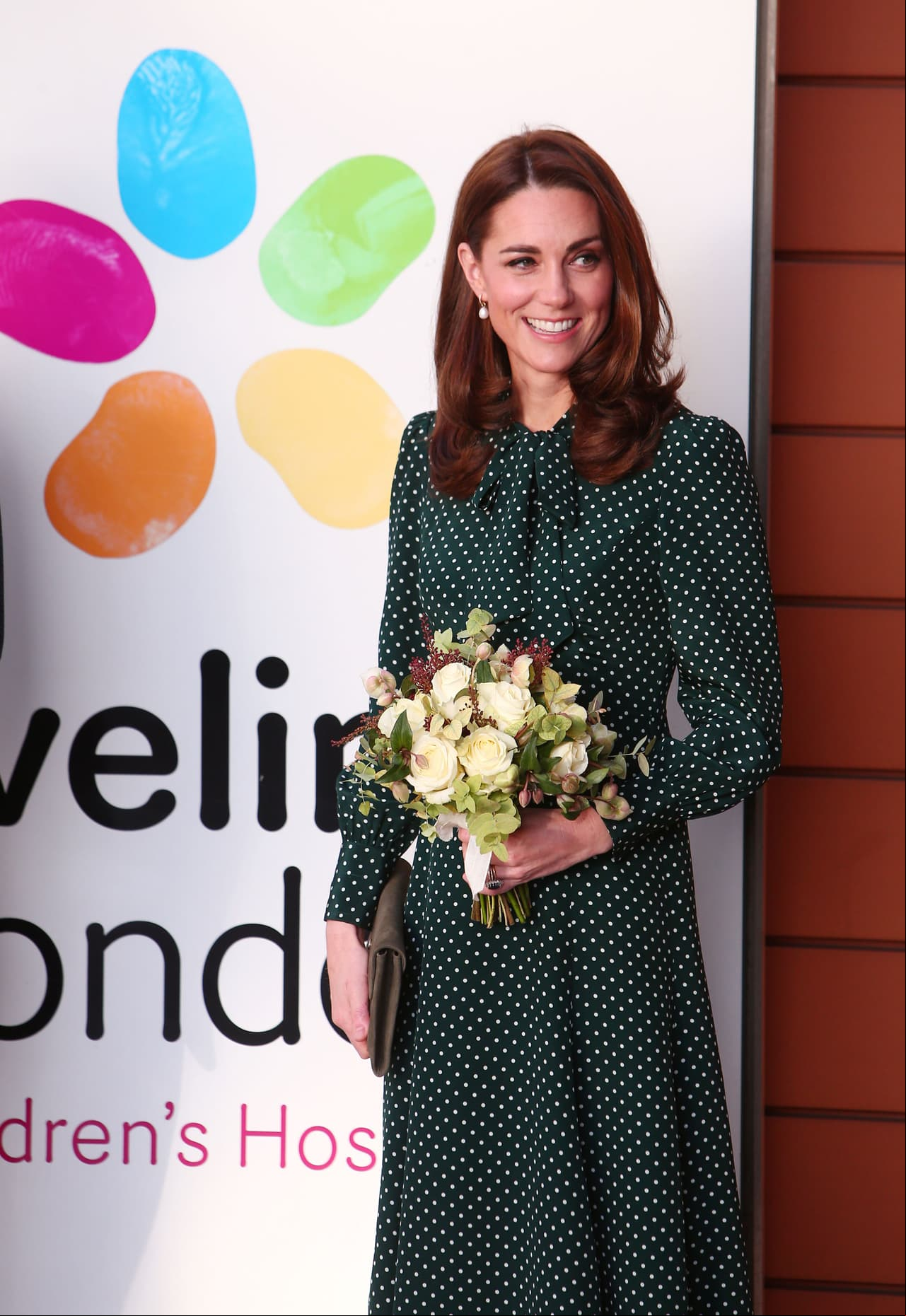 El portal Elle calificó este atuendo como uno de los mejores de la Duquesa. En su visita al hospital de niños de Evelina, en Londres, usó un vestido de lunares verdes y blanco de L.K. Bennett..