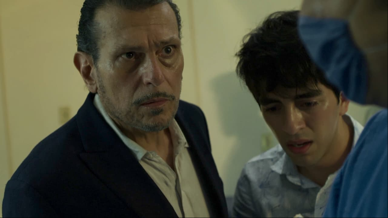 El doctor avisa que el pequeño no está respirando y Ramsés ordena no atenderlo para que muera; Gael se impacta.