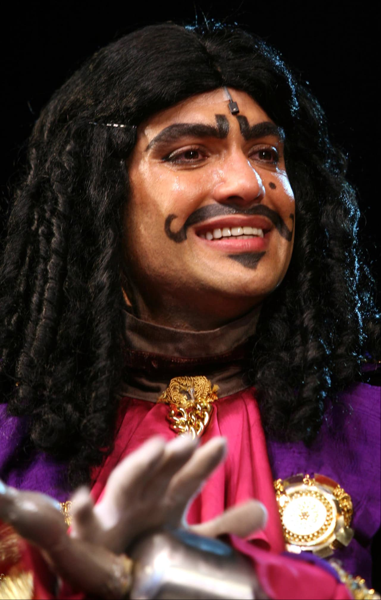 Camil también ha tenido la oportunidad de actuar en teatro; ha participado en ocho puestas en escena, entre las que se encuentran 'Amor sin barreras' (2004), 'El diluvio que viene' y 'Peter Pan', ambas en 2007, entre otras.