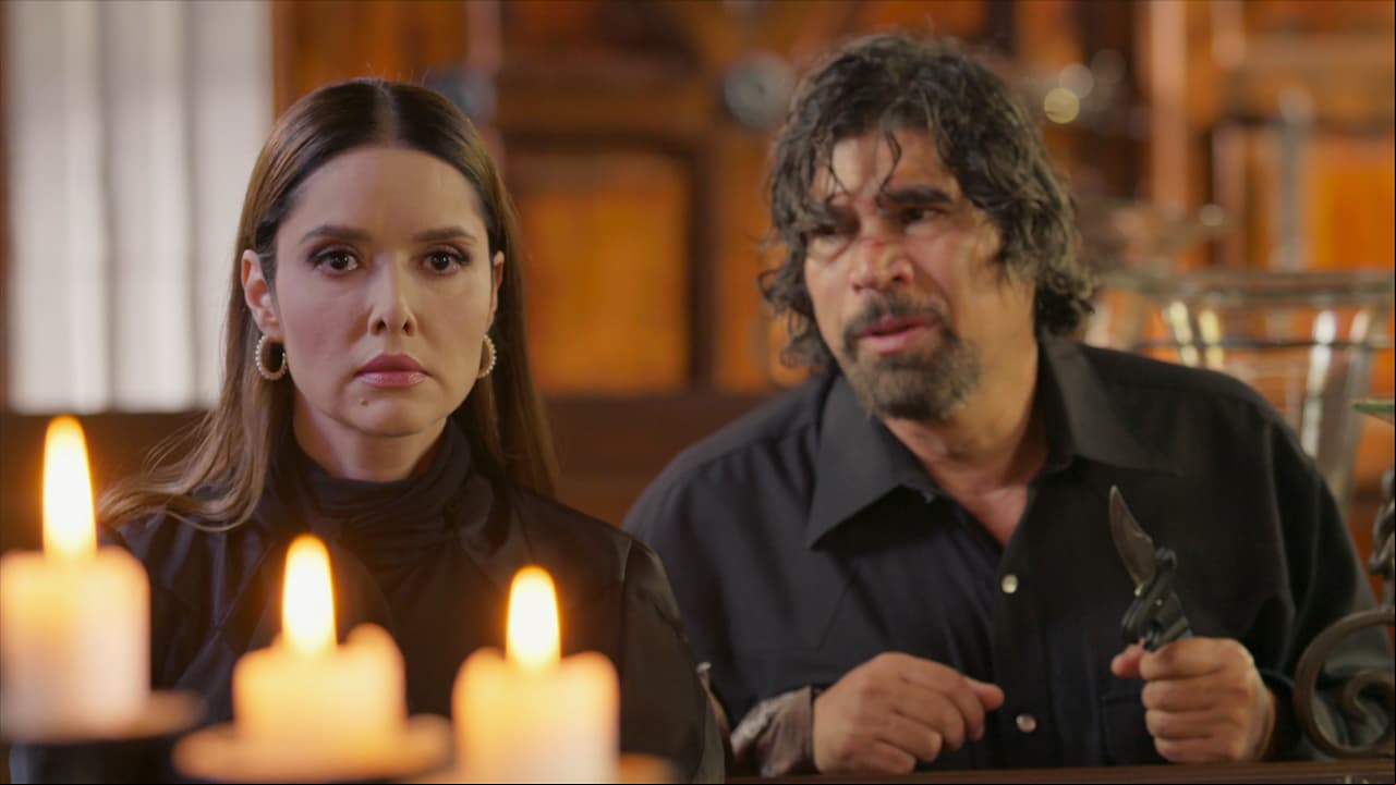 'Carmelo' encuentra a 'Leticia' en la capilla y saca su cuchillo. Todos creíamos que acabaría con la vida de su patrona, pero en realidad aprovecha el momento para decirle que 'Octavio' sí mató al esposo de 'Fernanda' y también abusó de ella.