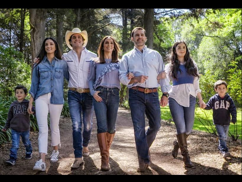 El 19 de marzo, la familia Capetillo Gaytán compartió una tierna foto familiar en la que informaron de su posible participación en reality show. “Todos las familias tienen una historia que contar… esta es la nuestra #BodasDePlata #LosCapetillo #Reality #EstamosDeRegreso”, relata la descripción de la imagen.