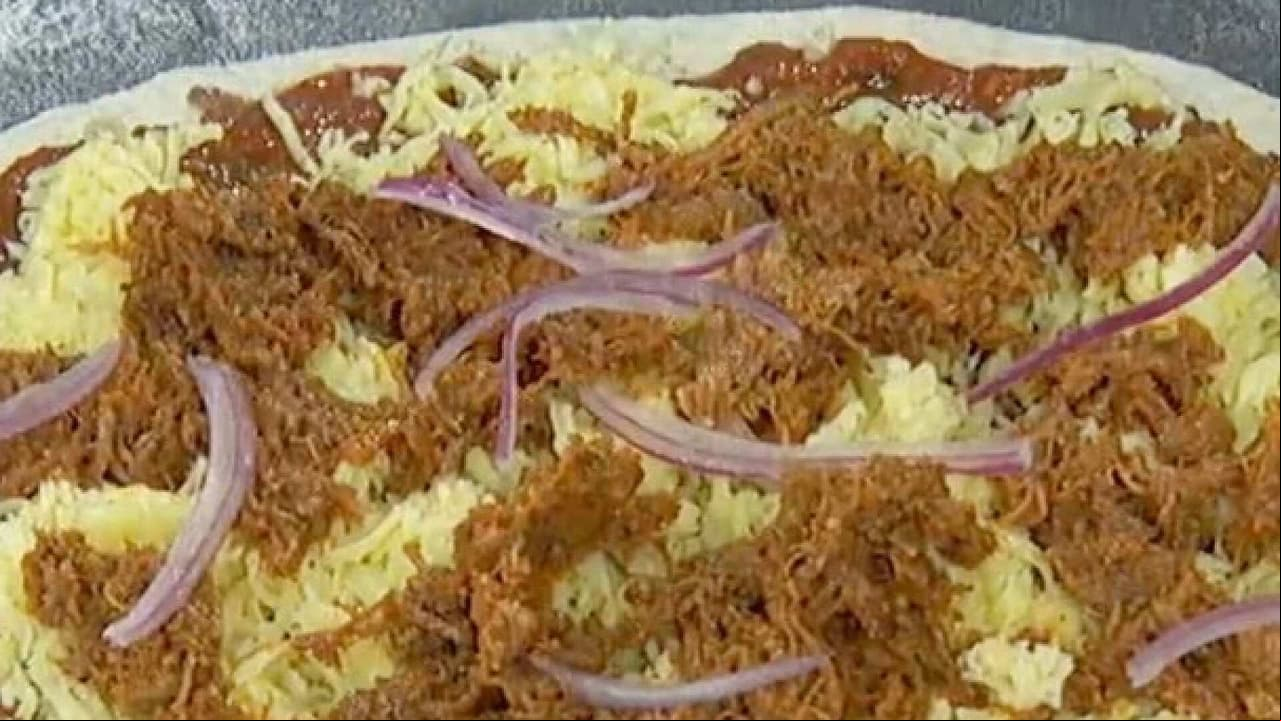 Receta original: Pizza de frijoles y cochinita pibil