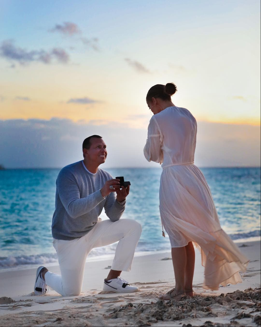 Alex Rodriguez. En marzo de 2019, tras dos años de relación y durante un atardecer en la playa, el exbeisbolista decidió hincarse ante la “Diva del Bronx” para mostrarle con una gran sonrisa el anillo de compromiso de15 quilates que está valorado entre 1 y 5 millones de dólares.
