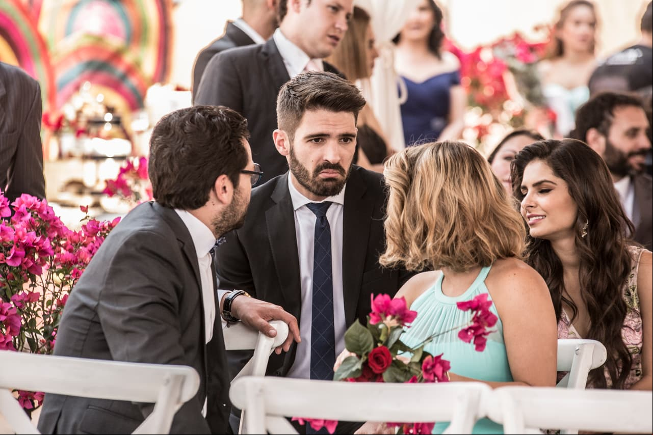 En la fiesta, los presentes echaban buen chisme. ¿De qué estarán platicando Crucita, Ivette, Diego y Betty?