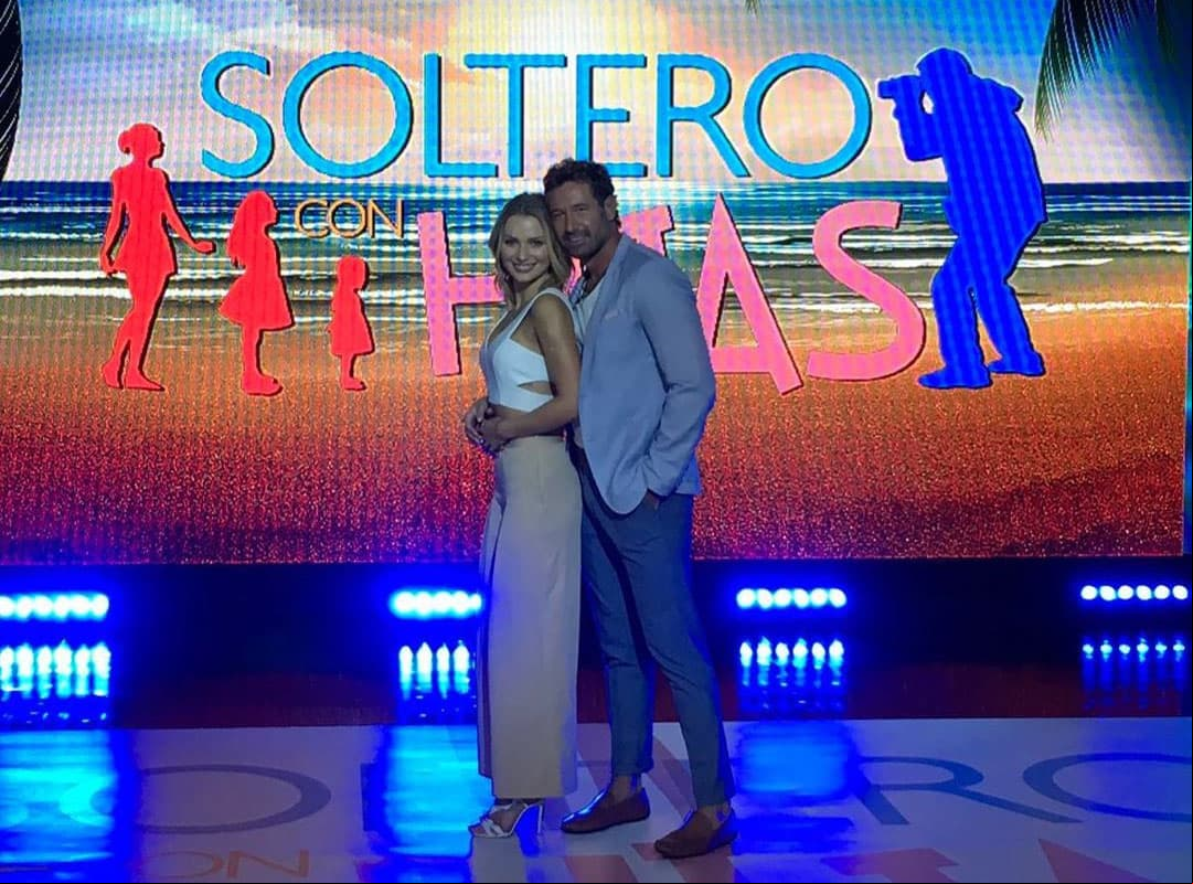 Gabriel Soto e Irina Baeva en Soltero con hijas