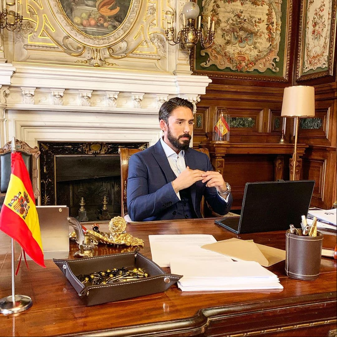 Por si fuera poco, la producción, que se transmitirá en horario estelar, 9:30 p.m., contará con la actuación del actor y modelo español, Rubén Sanz, a quien veremos en pantalla como ‘Eduardo, Príncipe de España’ y quien entrará en la lista de los hombres con los que ‘Rubí’ buscará conseguir la vida de lujos que siempre ha querido.