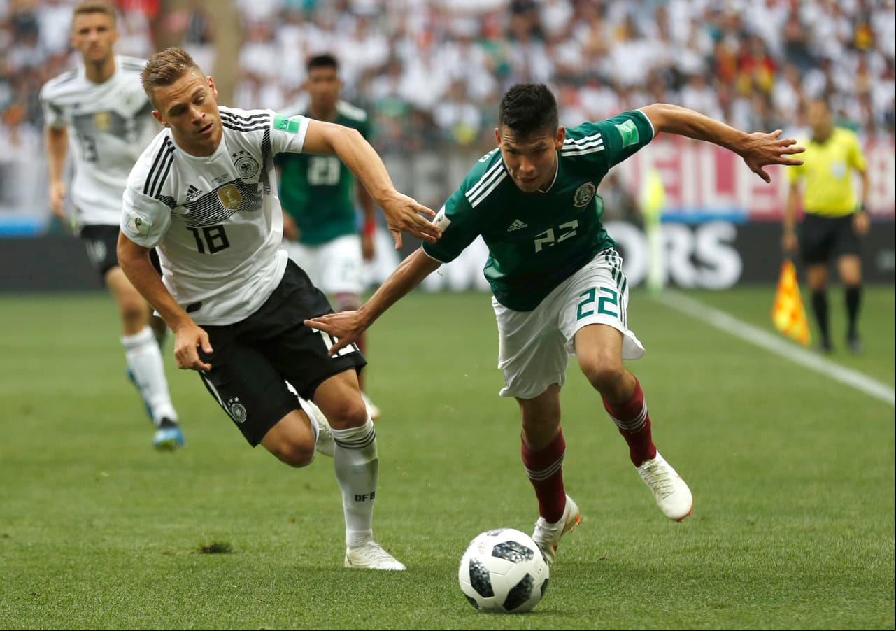 Hirving Lozano intenta apropiarse del balón durante el partido contra Alemania