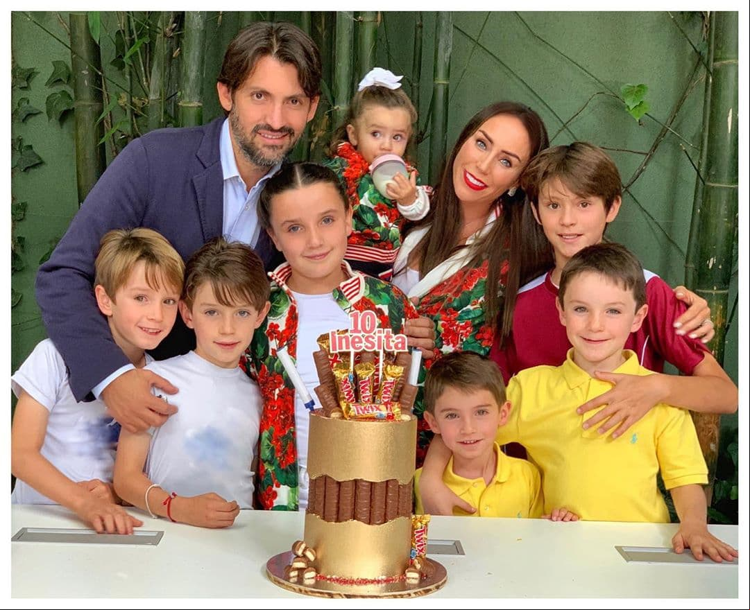 Recordemos que Inés es madre de Inesita, Javier, Diego y Bruno, producto de su primer matrimonio con Javier Díaz. Tras esa ruptura, la conductora le dio otra oportunidad al amor con Víctor Álvarez Puga, con quien tuvo a Bosco y María; además de incluir en su vida a Mayito, el hijo de su esposo.