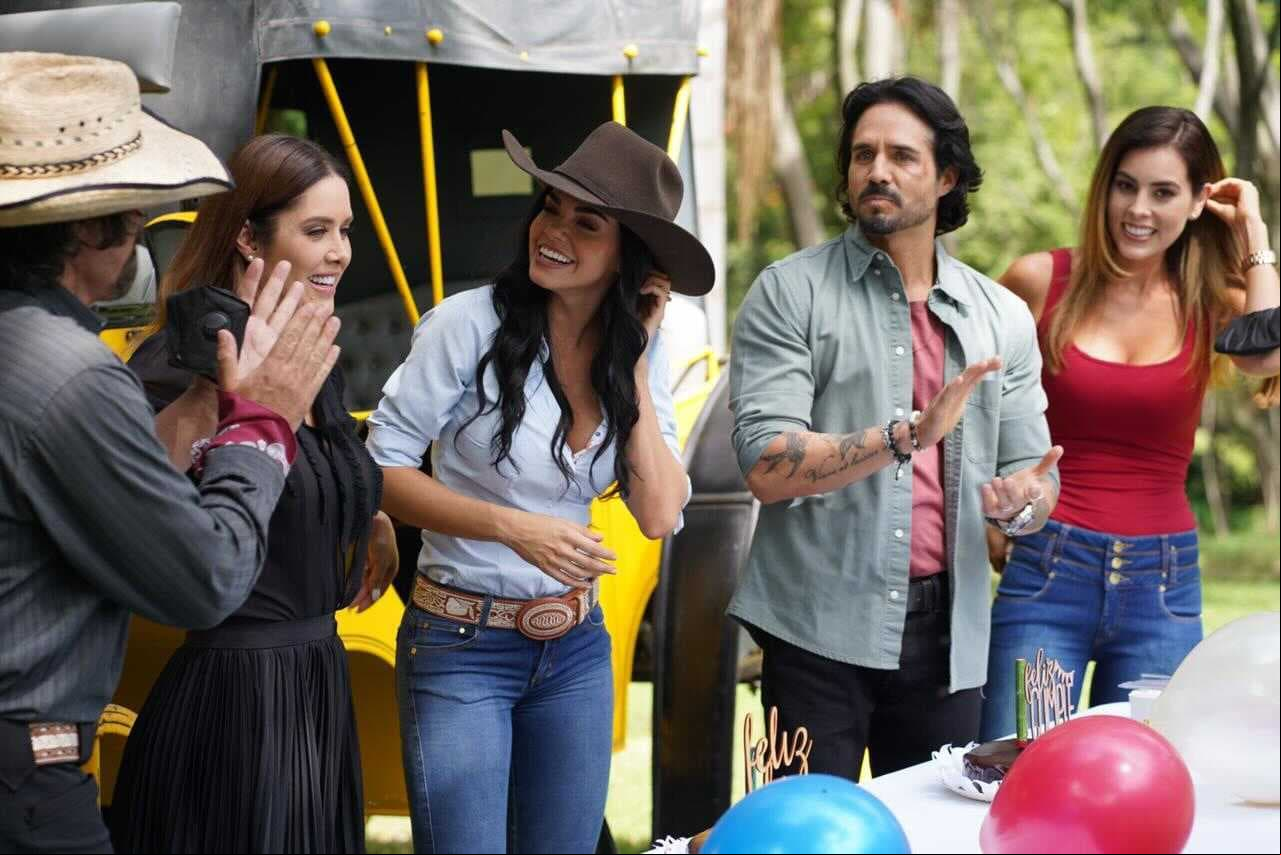 Alberto Estrella, Marlene Favela, , José Ron y Jackie Sauza también estuvieron presentes en este gran momento.