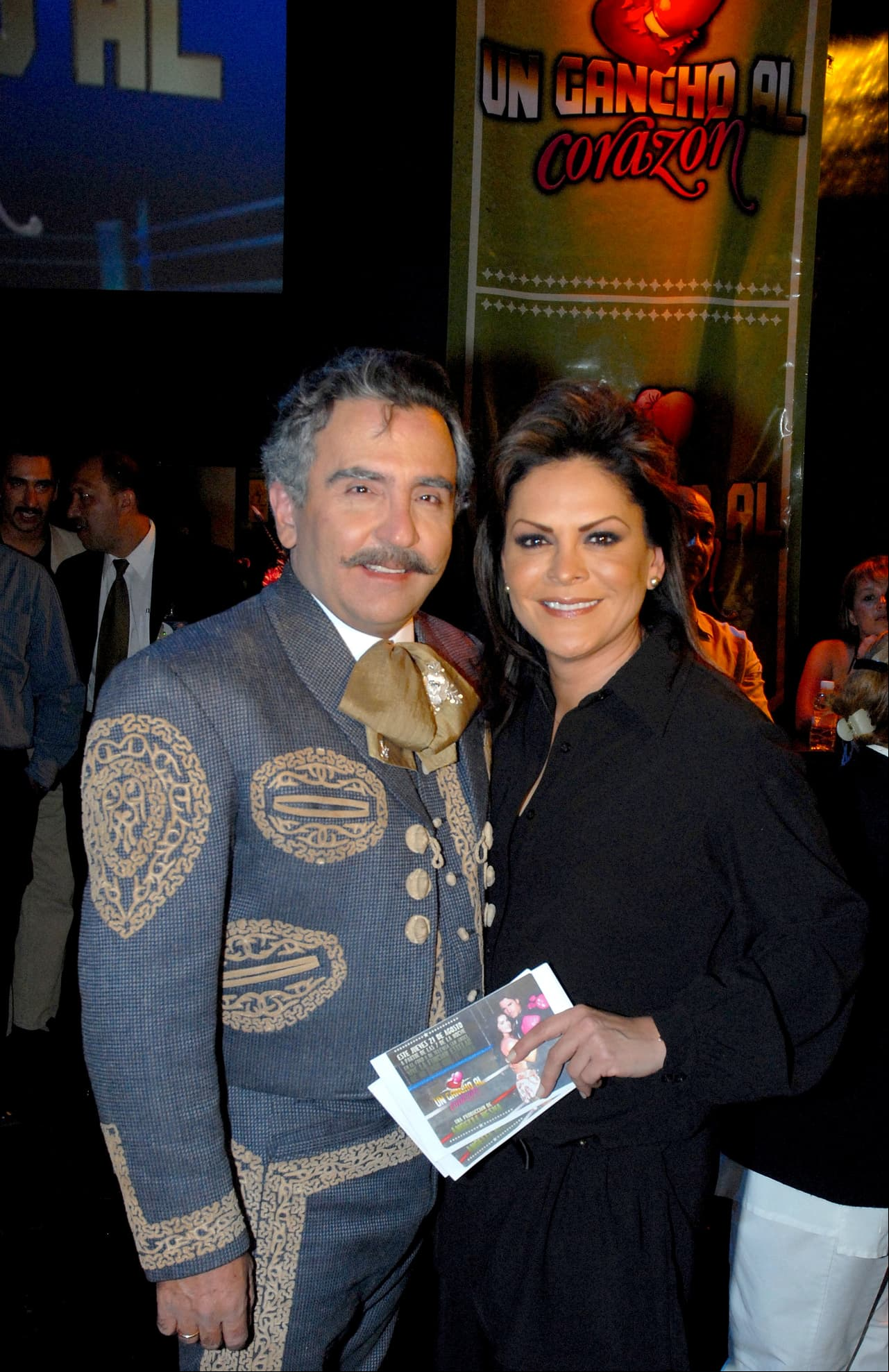Los rumores que rodearon la separación apuntaban a supuestas infidelidades por parte de Vicente Fernández y sospechas de espionaje. Sin embargo, se pudo ver recientemente la buena relación que entre ellos permanece.