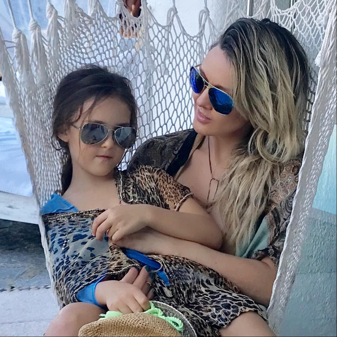 A raíz de esa imagen, la intérprete comparte de vez en cuando fotos de la pequeña, tal como lo hizo esta ocasión para celebrar los 10 primeros años de Isabella.