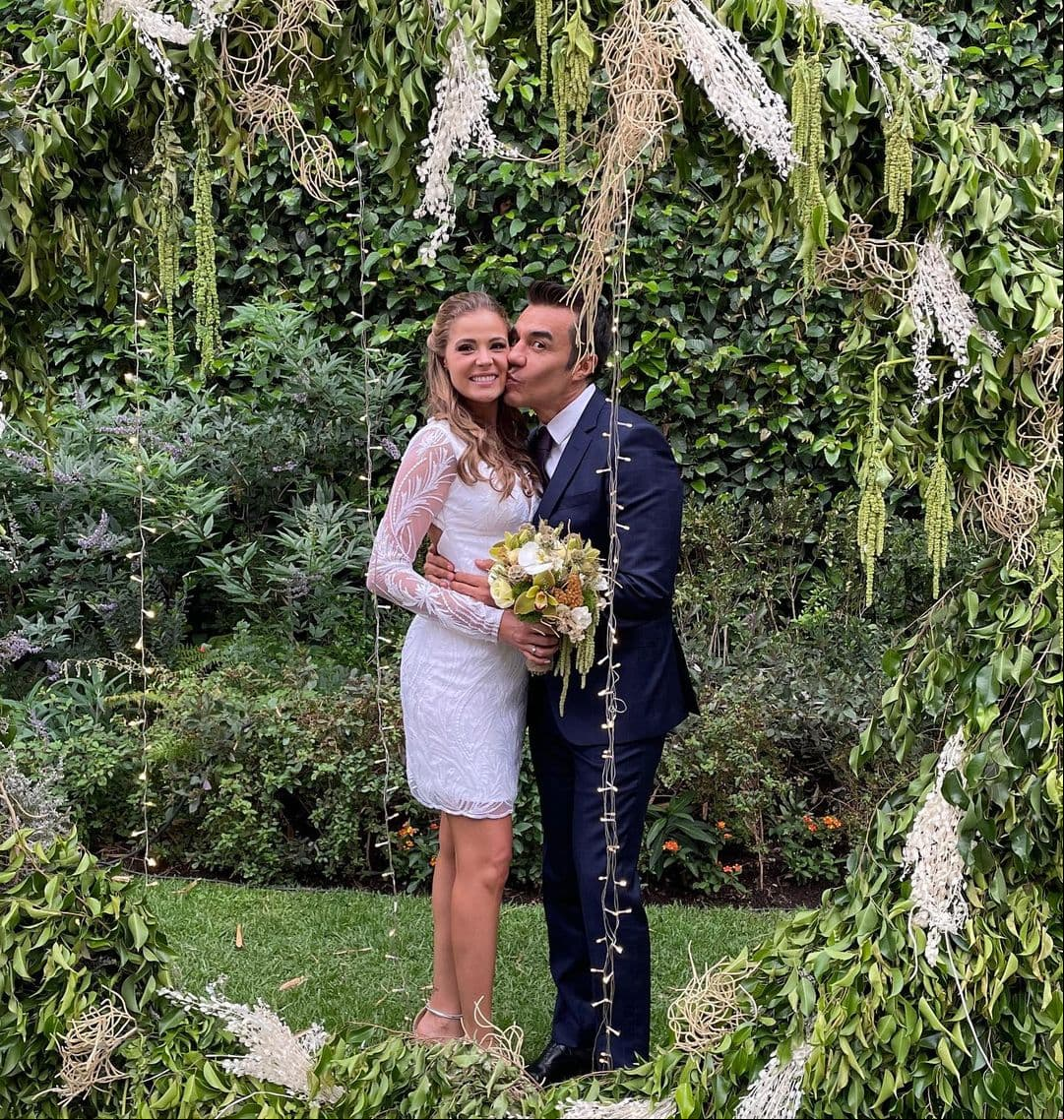 El encargado de compartir la primera fotografía de su enlace fue el protagonista de ‘Como tú no hay dos’, quien a través de su cuenta oficial de Instagram presentó oficialmente a su esposa. “¡Les presento a mi esposa! Te amo Thuany Martins. 15/05/2021", anotó junto a un emoji en forma de corazón.