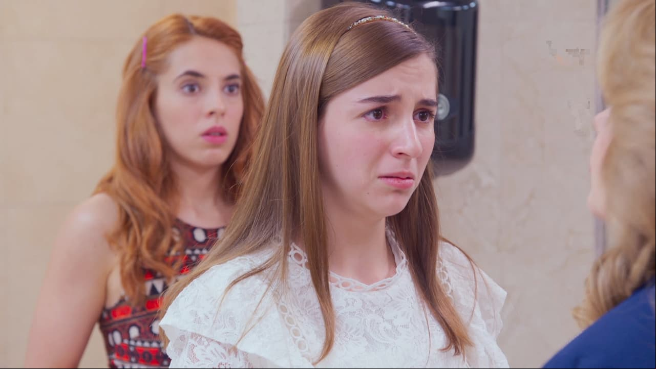 'Carmen' se enoja con 'Danna' por su imprudencia, pero como su hija la culpa de todas sus desgracias, 'Carmen' la ofende.