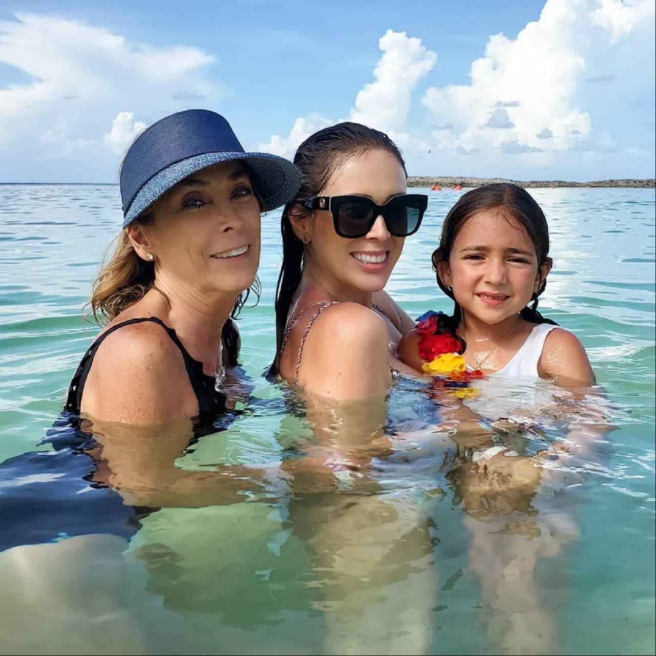 "Las Jackies" es el título que la conductora utilizó para la fotografía donde aparece su mamá Jacqueline Van Hoorde y su hija "mini Jackie", quienes disfrutan de unas vacaciones en las Bahamas.