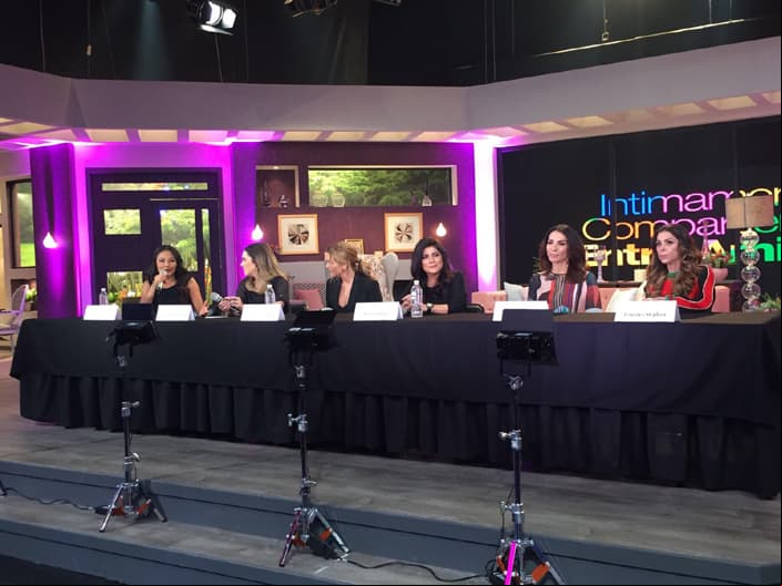 VIDEO: Jacqueline Bracamontes presenta Íntimamente compartiendo entre amigas