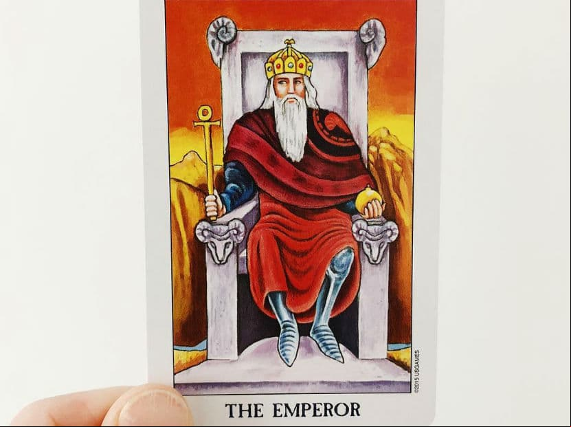 El Emperador. Representa la estabilidad, la posición social de lo que se ha conseguido, la solidez de lo adquirido, fortuna, bienestar, placer material