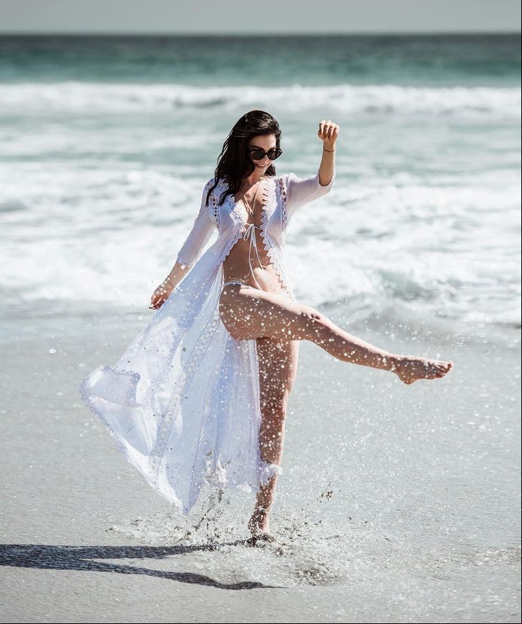 Livia Brito luce bello conjunto deportivo en la playa y fans reaccionan