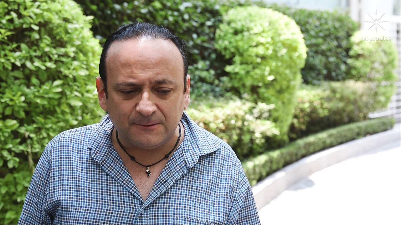Lalo España recuerda conmovido la muerte de su pareja en medio de difamaciones: "Yo declaré que era gay"