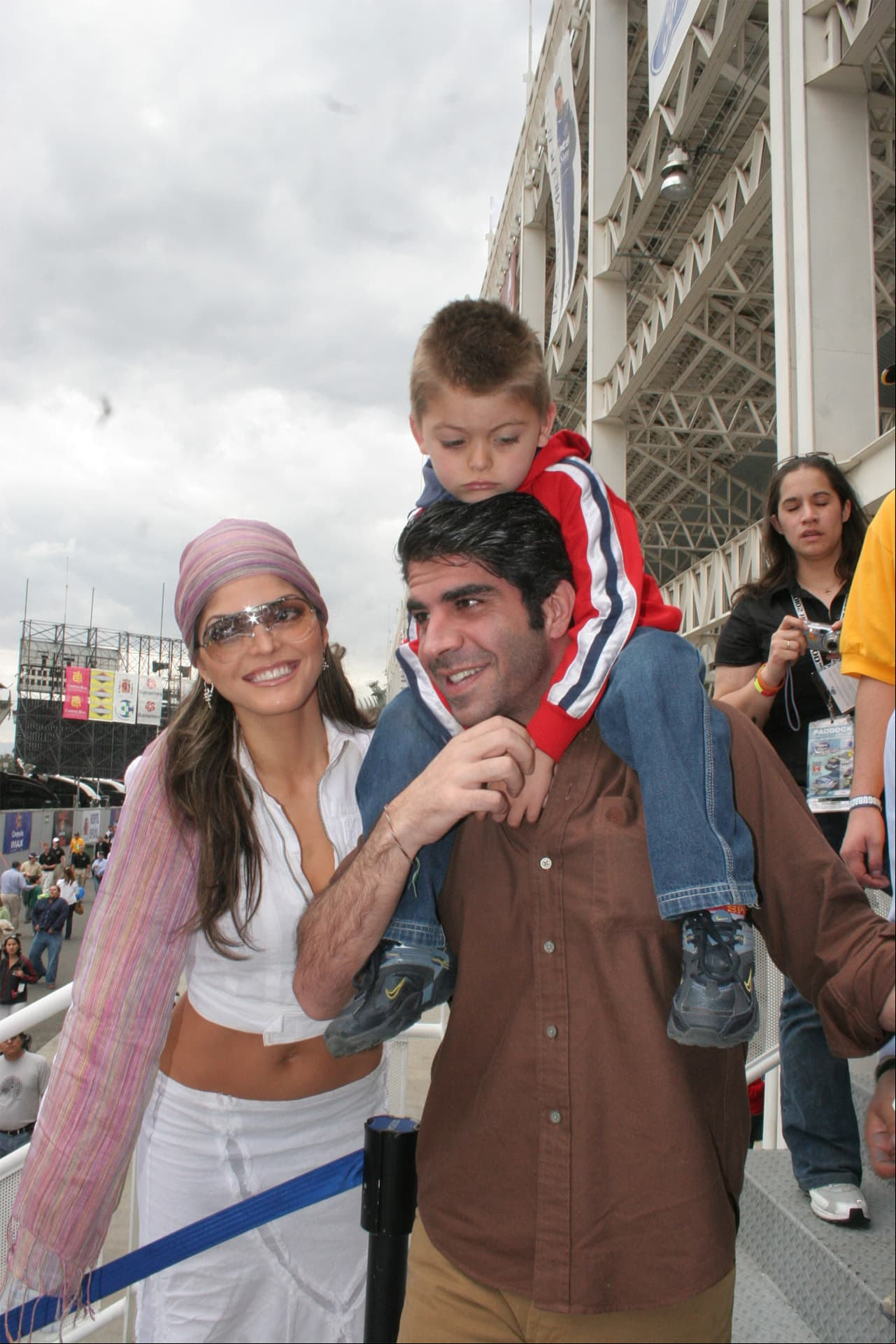 Emiliano nació el 4 de noviembre del año 2000 y desde su niñez estuvo acompañado de la fama de su mamá, por ello sorprendió a sus seguidores el gran parecido del joven con la cantante.