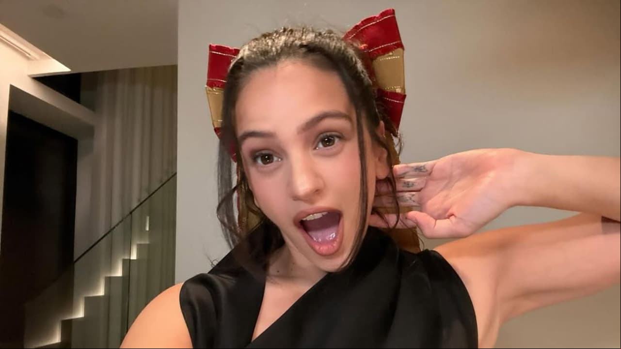 Rosalía alerta a sus fans tras aparecer públicamente con collarín: ¿sufrió un accidente?

