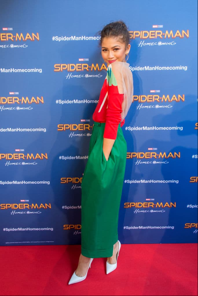 Zendaya le devolvió la anterior iración oficial de Instagram de Holland escribiendo: "Mi Spider-Man, estoy muy orgullosa de ti, algunas cosas nunca cambian y eso es bueno".