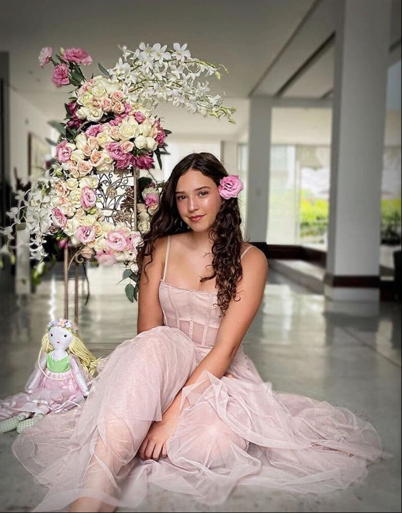 Andrea Legarreta fue la responsable de esos bellos vestidos y de la íntima fiesta, pues aceptó que todo lo planeó con su hija menor, Nina. 
<br>