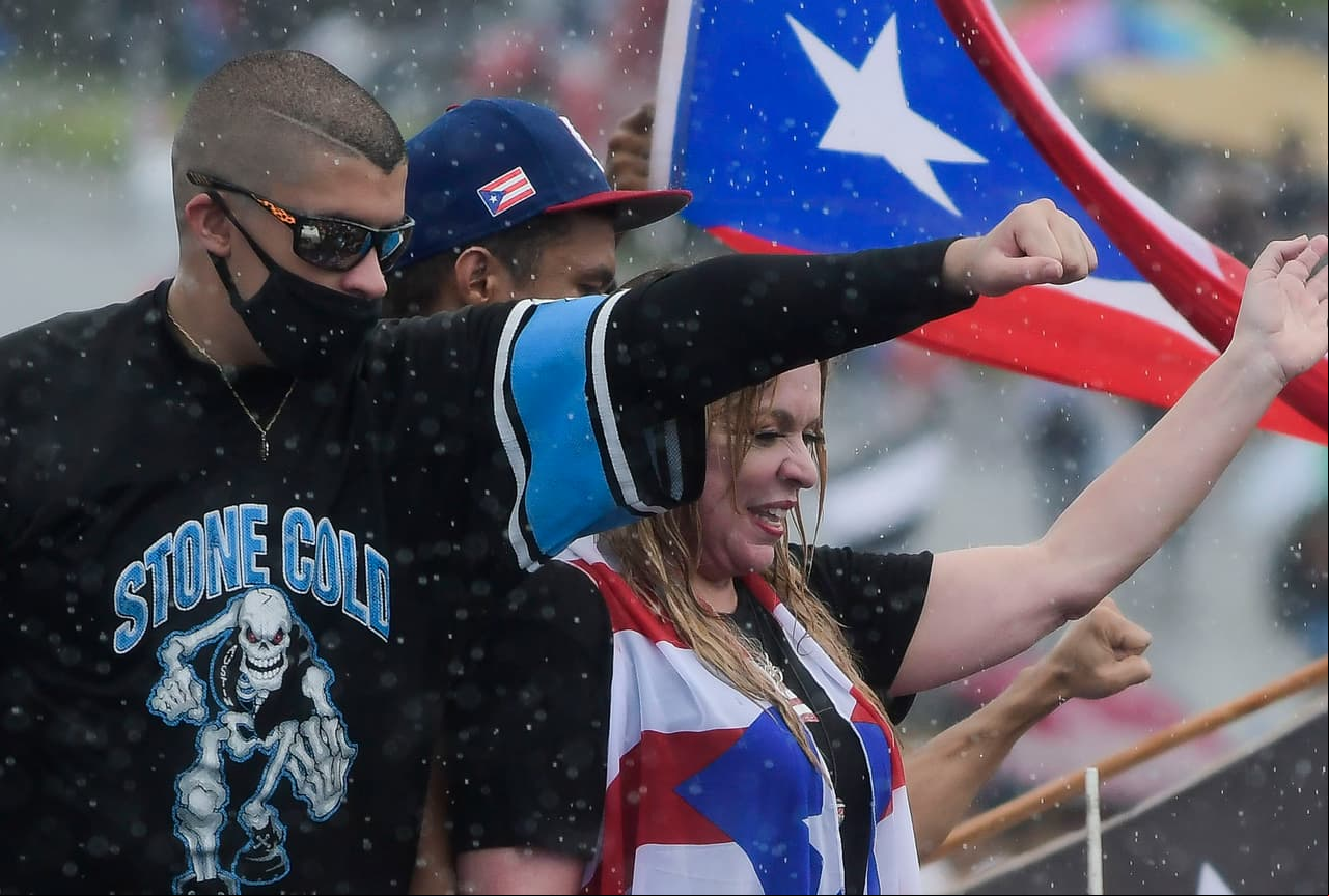 "¿No te vas a quitar? ¡Nosotros tampoco! ¡Puerto Rico se respeta!", publicó Benito Martínez (Bad Bunny) en Twitter. Previamente anunció que suspenderá su actividad artística mientras Roselló siga en La Fortaleza, la residencia del gobernador.