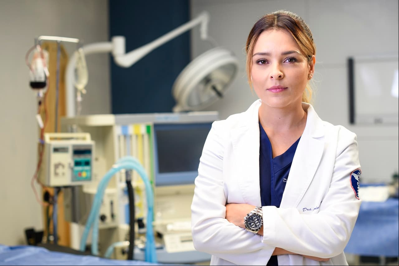 Grettel Valdez interpreta ‘Ana Caballero’, médico general y es la encargada del departamento de consulta externa. Esta mujer es perfeccionista y fría.