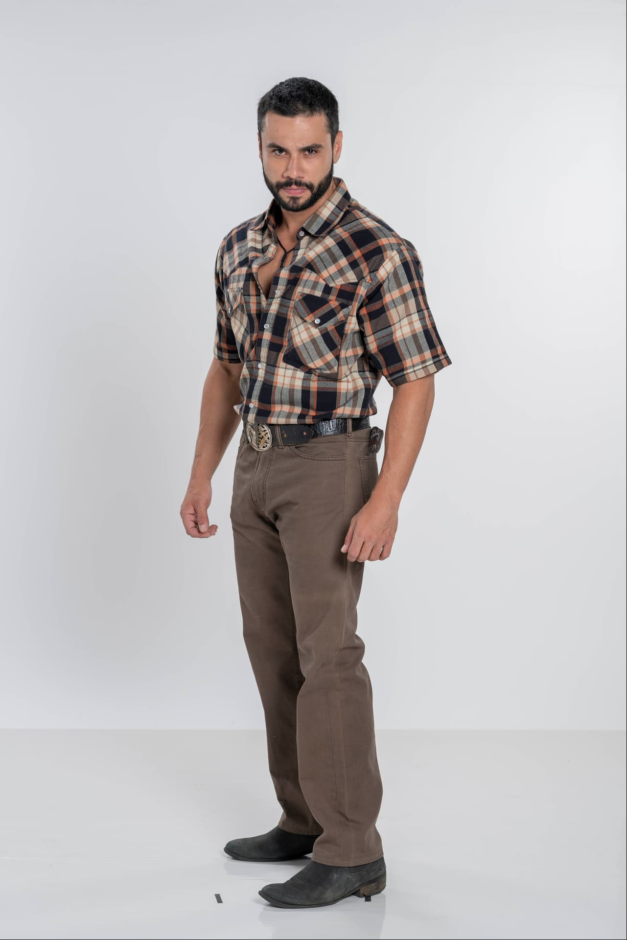 Carlos Speitzer vuelve a las telenovelas con el pelo corto y barba.