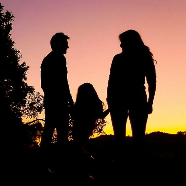 Eugenio Derbez y Alessandra Rosaldo"Despidiendo un año más. Listos para el 2021. #desumano #juntos #unidos #familia #nosotrostres", escribió la cantante quien tiene de la mano a Aitana.