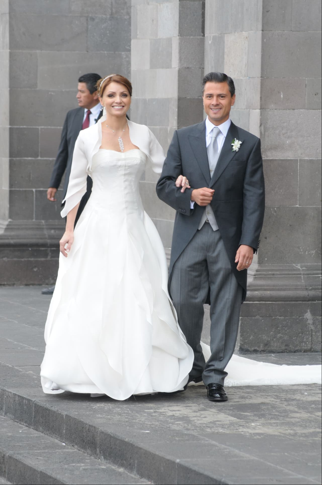 En los primeros días de febrero, Angélica Rivera confirmó en Instagram que se estaba divorciando del político Enrique Peña Nieto. En mayo se hizo oficial la separación y mientras que la actriz se alejó de las redes sociales, el expresidente de México comenzó una relación con la modelo Tania Ruiz, con quien pasará la noche de Año Nuevo.