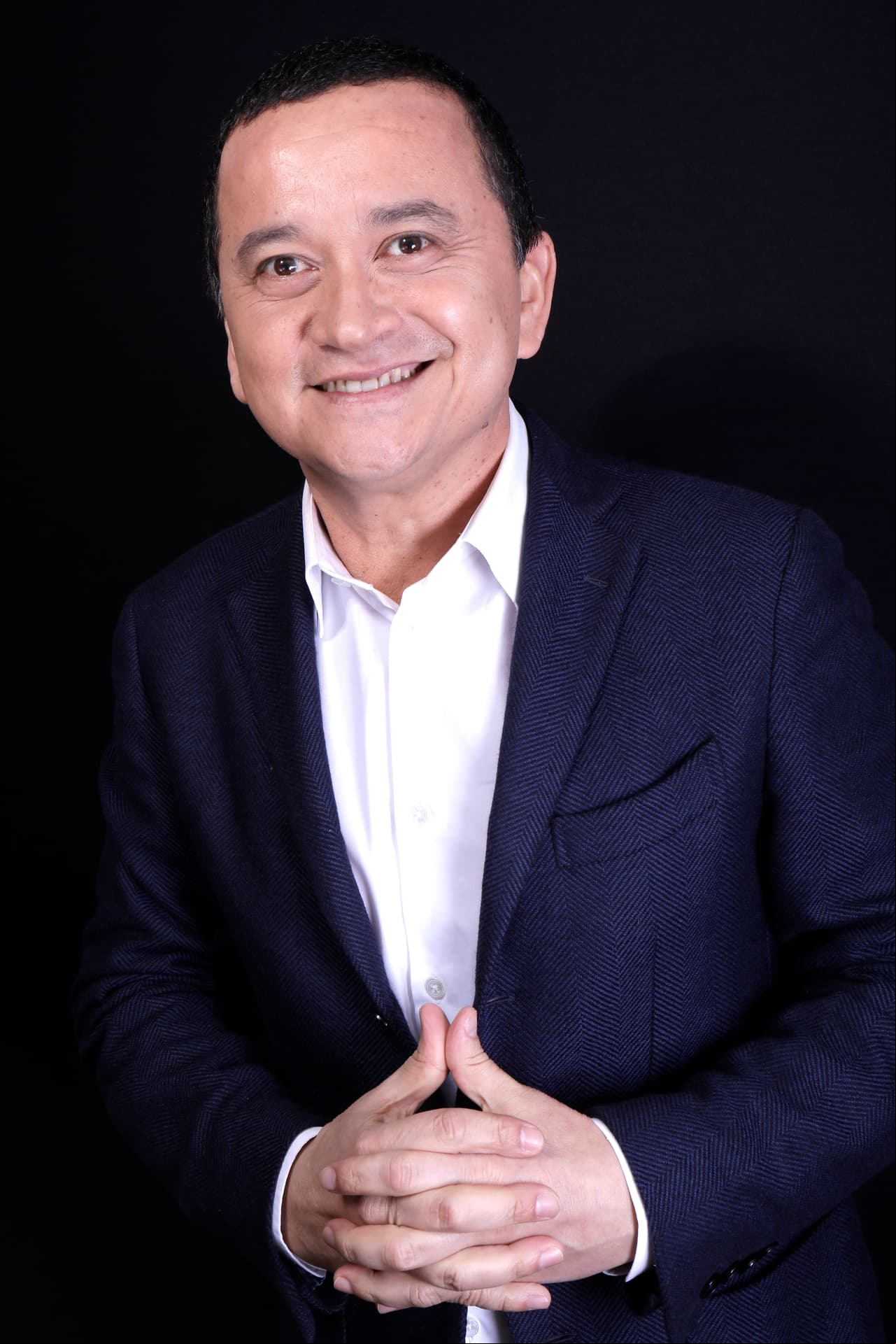 Yuri Buenaventura 
<br>
<br>En la página 
<b><a href="https://lasestrellas-tv.mejordescarga.net/_next/image?url=https://st1.uvnimg.com/78/fa/8fc74e86b9bf65aefdcce59197ca/yuri-buenaventura.jpg&w=1280&q=75 1280w