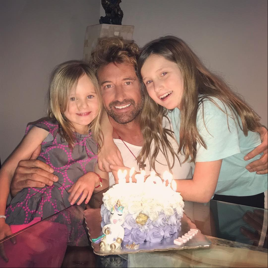 Gabriel Soto ha demostrado que no sólo es un galán de telenovela, también lo es con sus hijas Elisa y Alexa, con quienes comparte momentos divertidos.