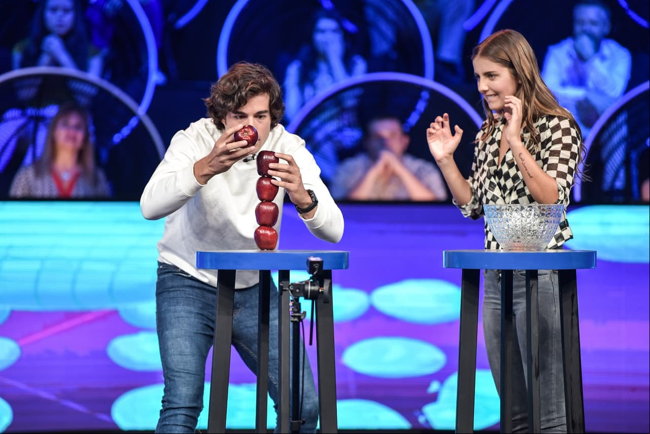 Danilo siguió solo en la prueba ‘Fruto Prohibido’ que consistió en apilar cinco manzanas, formando una torre que se sostuviera por sí misma.