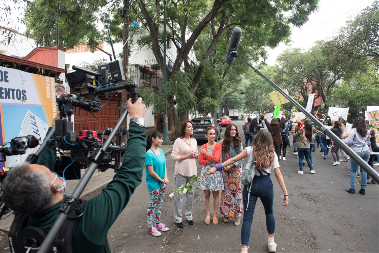 Aquí puedes ver a las cinco queridas actrices grabando esta sorpresiva escena.