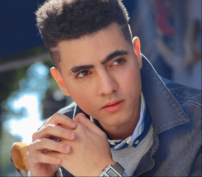 Actualmente tiene 24 años, cuenta con más de 1.5 millones de seguidores en Instagram, donde destaca que es actor, compositor y cantante; además detalló que fue nominado al Billboard Talent 2008.