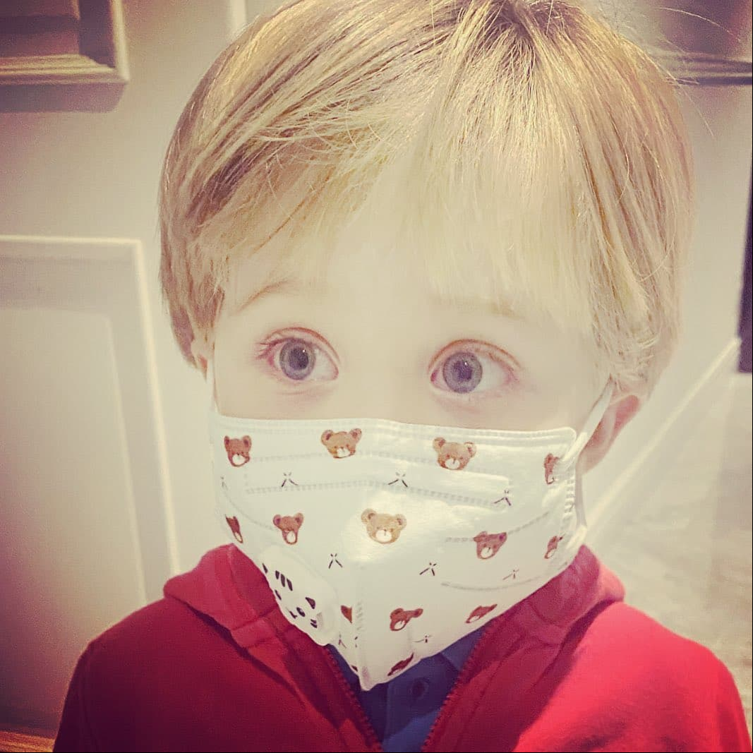 Más tarde, Anahí compartió otra fotografía, ahora de su hijo Manuel usando un tierno cubrebocas con figuras de ositos.