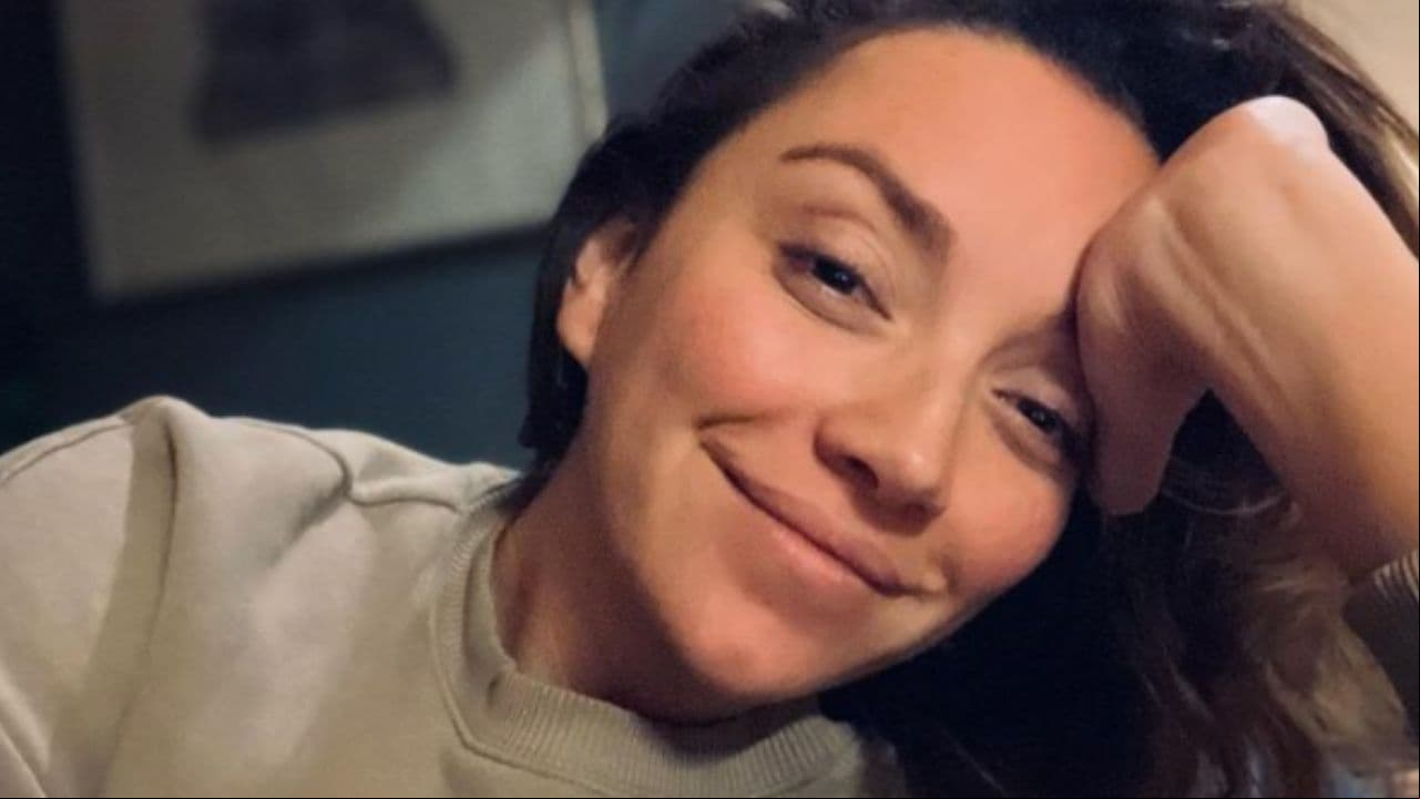 Regina Blandón presume look con increíble cabello rosa