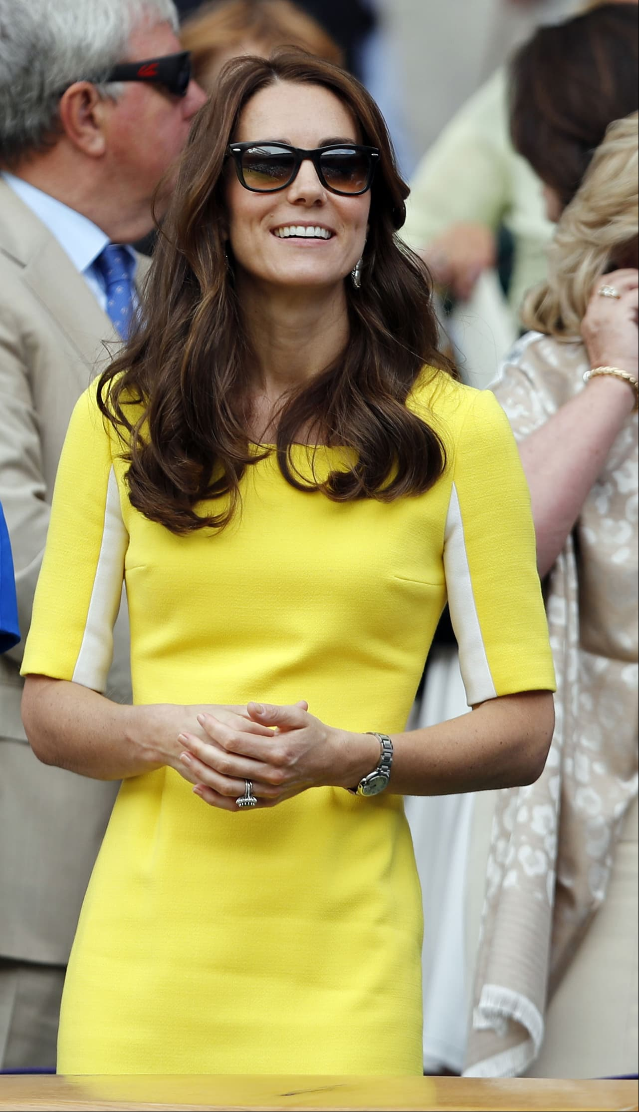 Para asistir a eventos deportivos también cuida su estilo. En 2016, la Duquesa de Cambridge acudió a la final del campeonato de Wimbledon con un vestido amarillo, bolso beige y tacones de Rupert Sanderson.