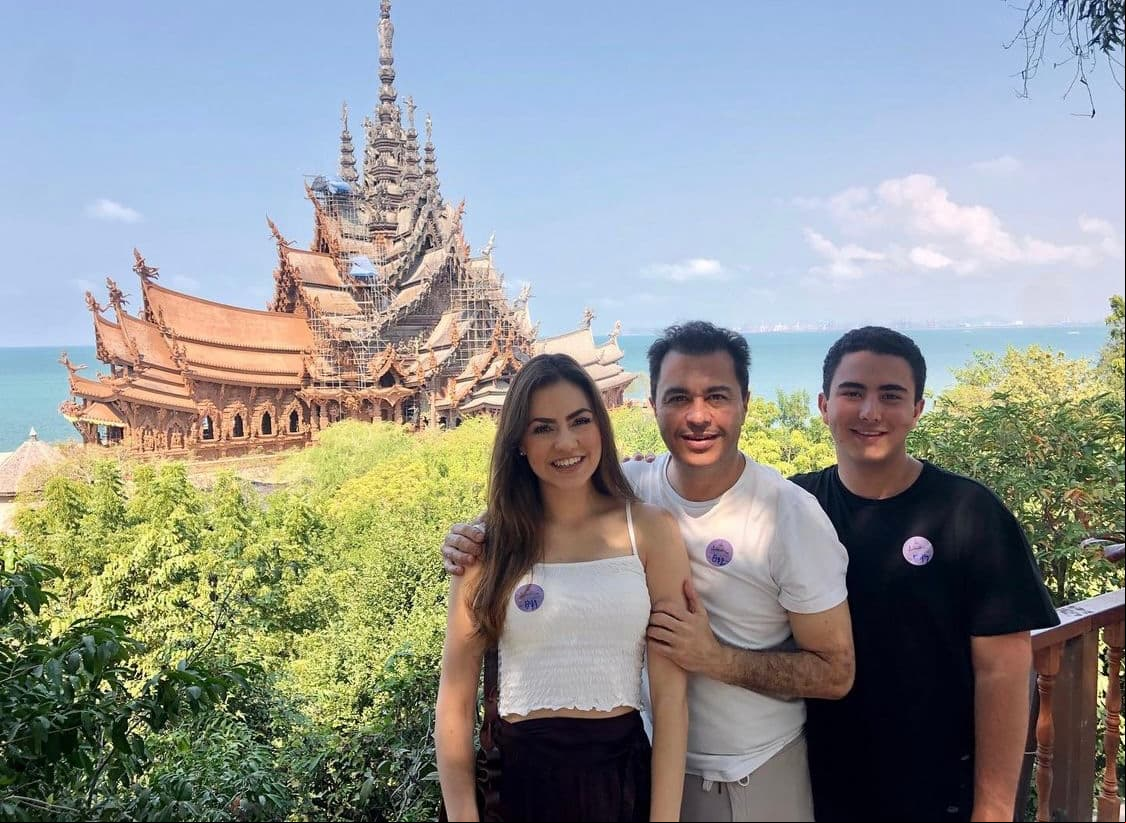 El empresario también utiliza su perfil social para compartir imágenes de los viajes que ha realizado alrededor del mundo, como al continente asiático donde hace algunos años visitó países como Vietnam y Tailandia.