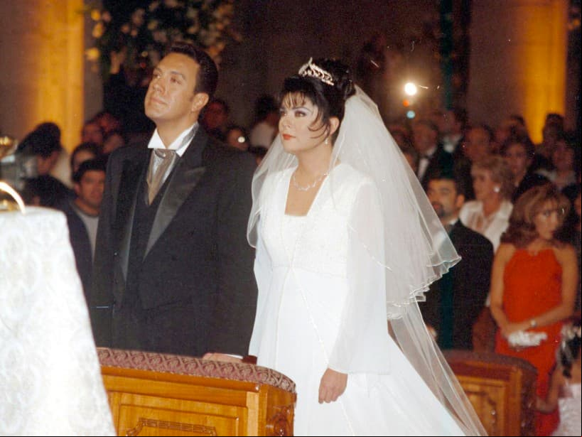 Victoria se casó en 2001 con el político Omar Fayad, con quien tuvo dos hijos, Victoria y Anuar. Luego de que Fayad, quien actualmente es Gobernador del estado de Hidalgo, se contagiara de coronavirus a finales de marzo de 2020, se desembocó la más reciente ‘guerra’ de declaraciones entre Eugenio y Victoria.