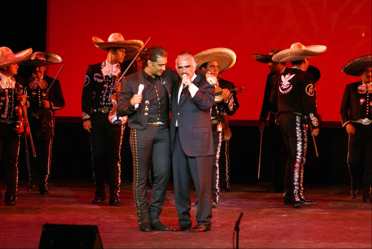 Esa fue la última ocasión en la que, públicamente, Alejandro Fernández compartió un entrañable momento con su padre Vicente Fernández, cuyo legado musical quedará para siempre en la historia de México. ¡Descanse en paz Don Vicente Fernández!