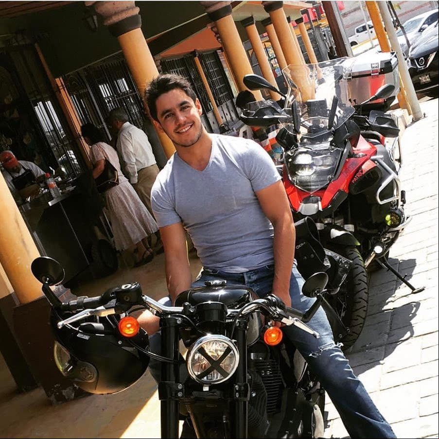 El joven es fanático de las motocicletas, además de participar en cabalgatas y otras actividades relaciones con el rancho en el que vive.