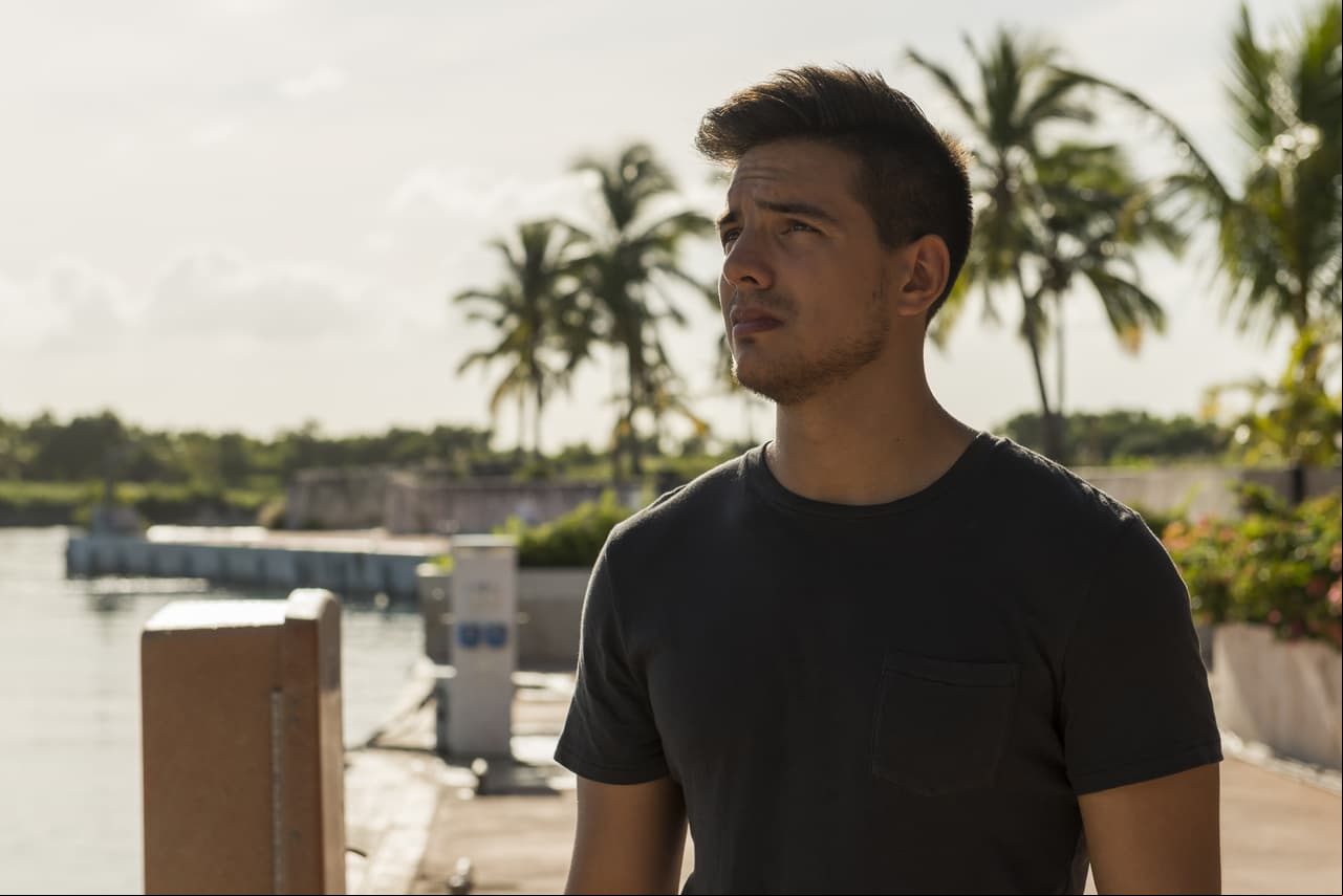 ‘Como si fuera la primera vez’ narra la historia de ‘Diego’, un biólogo marino comprometido con su trabajo, por ello se muda a República Dominicana donde conoce a ‘Luci’. A pesar de la atracción que existe entre ellos, ‘Luci’ no recuerda su encuentro porque años atrás tuvo un accidente automovilístico que le provocó un problema con su memoria.