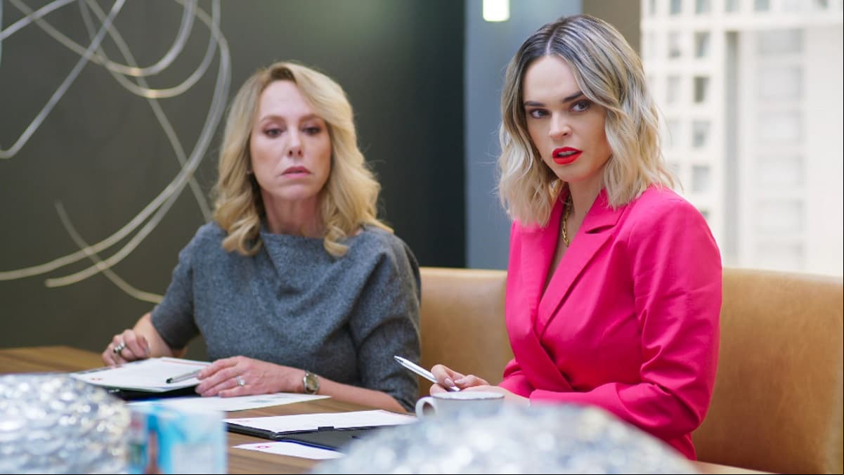 Una mujer de negocios luce poderosa con un traje sastre, pero no por eso debe de ser algo aburrido, por eso, ‘Soraya’ impacta con este look en tono rosa mexicano.