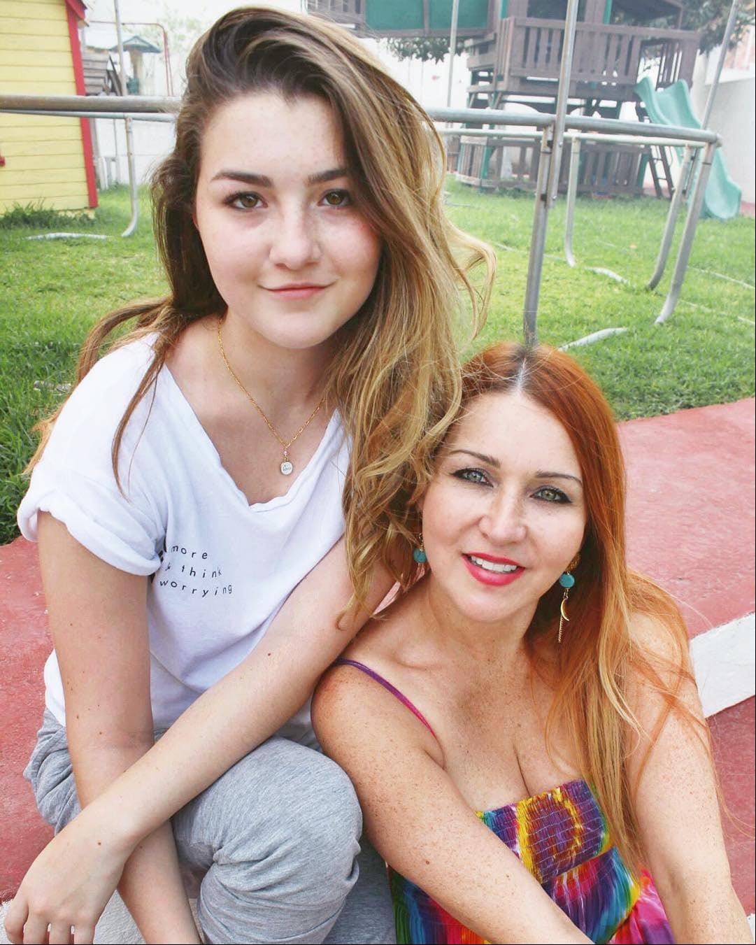 El enorme parecido entre madre e hija es tan grande que los seguidores de Alicia Villarreal han llegado a afirmar que la cantante volvió a nacer en Melenie.
